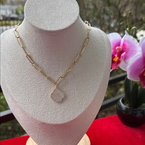 Elegant Gold Necklace with Pendant